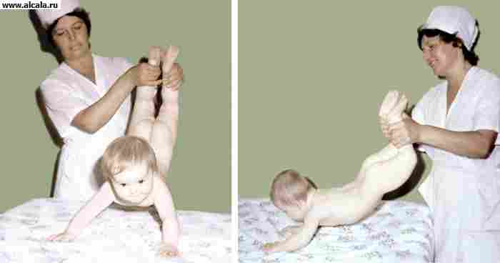 Рис. 11 — 12. Упражнение, развивающее и укрепляющее мышцы рук и спины (ребенок «ходит» на руках): вид спереди (рис. 11) и сбоку (рис. 12).